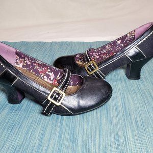 Santa Rosa, vintage-style, kitten-heeled shoes